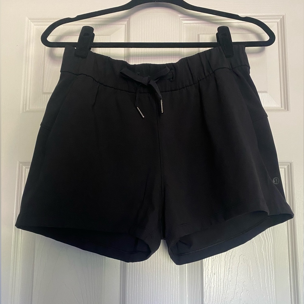 Lululemon On the Fly Mid-Rise Short 2.5” 
black 
Women’s size 6